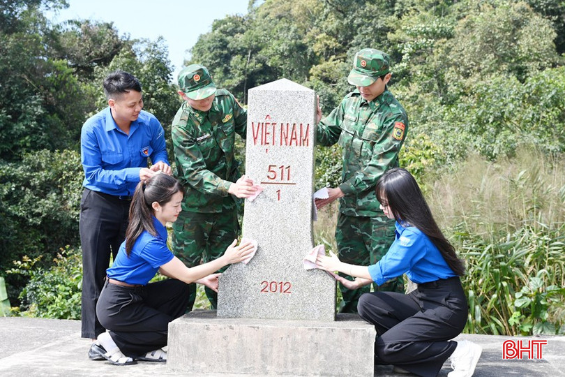 BĐBP Bản Giàng và đoàn viên thanh niên xã Hương Vĩnh (Hương Khê) cùng bảo vệ, bảo quản cột dấu trên đường biên giới. bqbht_br_dsc-0068-copy.jpg