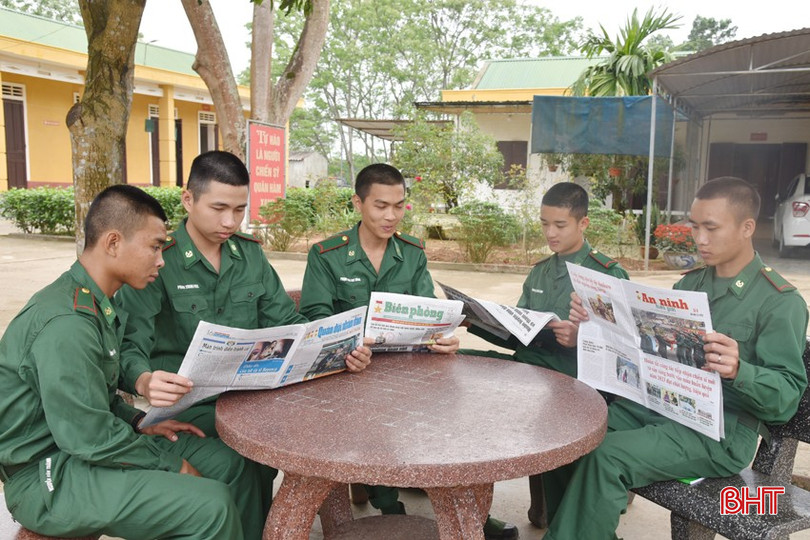 Các chiến sĩ trẻ ở Tiểu đoàn Huấn luyện - Cơ động luôn chủ động dành thời gian đọc sách báo để tìm hiểu, nắm bắt các vấn đề thời sự, chính trị trong và ngoài nước. bqbht_br_dsc-0771-copy.jpg