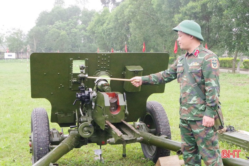 Cán bộ huấn luyện giới thiệu tính năng, tác dụng, cấu tạo pháo 76,2mm cho các pháo thủ thuộc Đại đội Pháo 76,2mm DQTV tỉnh. bqbht_br_6-copy.jpg