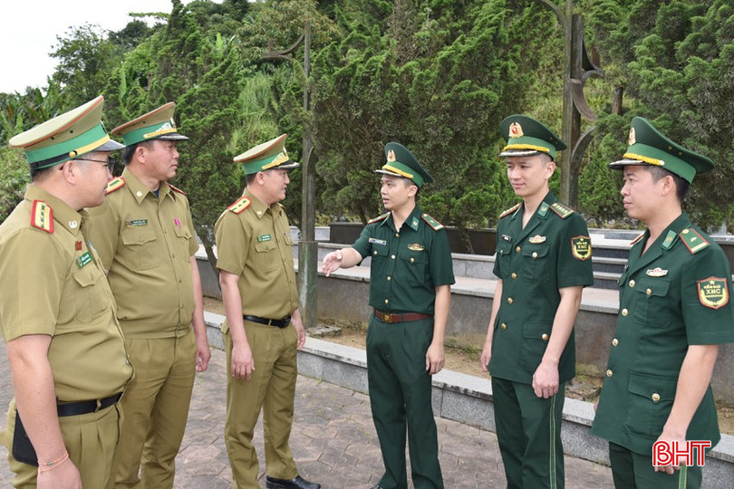 Cán bộ Trạm Kiểm soát Biên phòng Cửa khẩu quốc tế Cầu Treo trao đổi tình hình với cán bộ Đồn Công an Nậm Phao (Lào). bqbht_br_dsc-9540.jpg