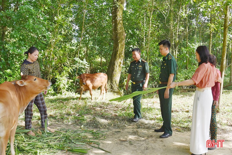 Cán bộ, chiến sĩ Đồn Biên phòng Cửa khẩu quốc tế Cầu Treo động viên, hỗ trợ các đối tượng yếu thế, những người từng lầm lỡ sinh sống ở vùng biên chăm lo làm ăn, tránh xa tệ nạn xã hội. bqbht_br_dsc-9595.jpg