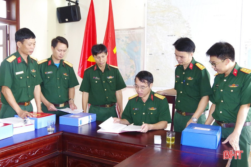 Đại tá Mai Ngọc Việt - Phó chính ủy Bộ CHQS tỉnh kiểm tra tình hình thực hiện quy chế dân chủ cơ sở tại Ban CHQS huyện Nghi Xuân. bqbht_br_anh-6-copy.jpg