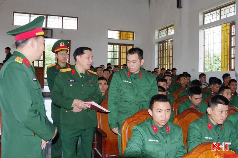 Đại tá Võ Quang Thiện - Chính ủy bộ chỉ huy quân sự tỉnh đối thoại với chiến sĩ Trung đoàn 841. bqbht_br_anh-1-copy.jpg