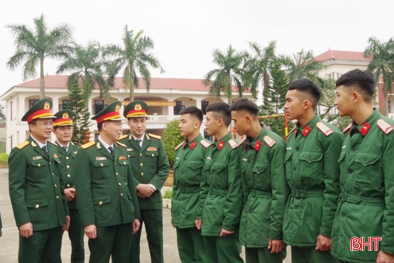 Đại tá Võ Quang Thiện - Chính ủy Bộ CHQS tỉnh gặp gỡ, trao đổi, nắm bắt tâm tư nguyện vọng của CBCS ở Trung đoàn 841. bqbht_br_anh-12-copy.jpg