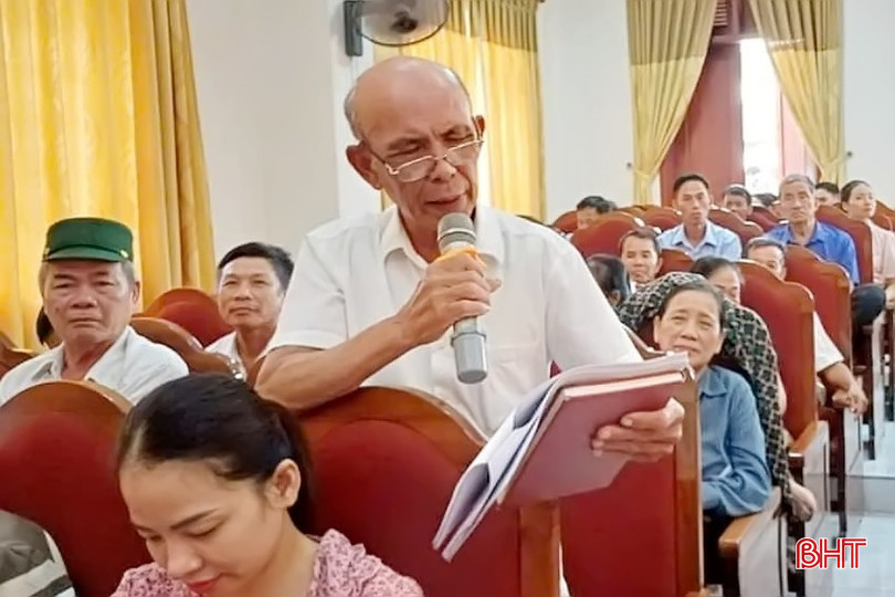 Đội ngũ cán bộ thôn ở Lộc Hà trao đổi về các phần việc trong tổ chức lấy ý kiến cử tri. 2 - Copy.jpg