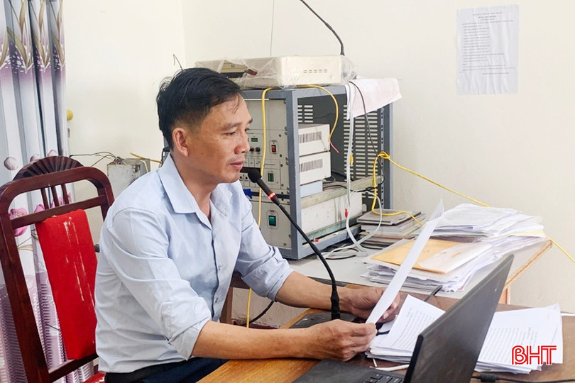 Anh Nguyễn Đình Kế - Chủ tịch Hội Cựu chiến binh xã Thạch Châu thông báo cho hội viên và người dân tham gia chỉnh trang, dọn dẹp nhà văn hóa thôn để chuẩn bị cho hội nghị lấy ý kiến cử tri. 12 - Copy.jpg