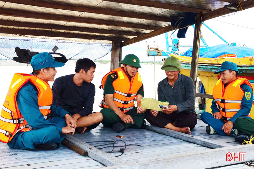 Lực lượng dân quân biển Nghi Xuân phối hợp với Đồn Biên phòng Lạch Kèn tuyên truyền, vận động ngư dân trên địa bàn gắn sản xuất với bảo vệ ngư trường, biển đảo. bqbht_br_dan-quan-bien-xa-xuan-hoi-huyen-nghi-xuan-phoi-hop-voi-cac-can-bo-don-bien-phong-lach-ken-tuyen-truyen-chong-khai-thac-iuu-cho-ngu-dan-tham-gia-danh-bat-tren-bien.jpg