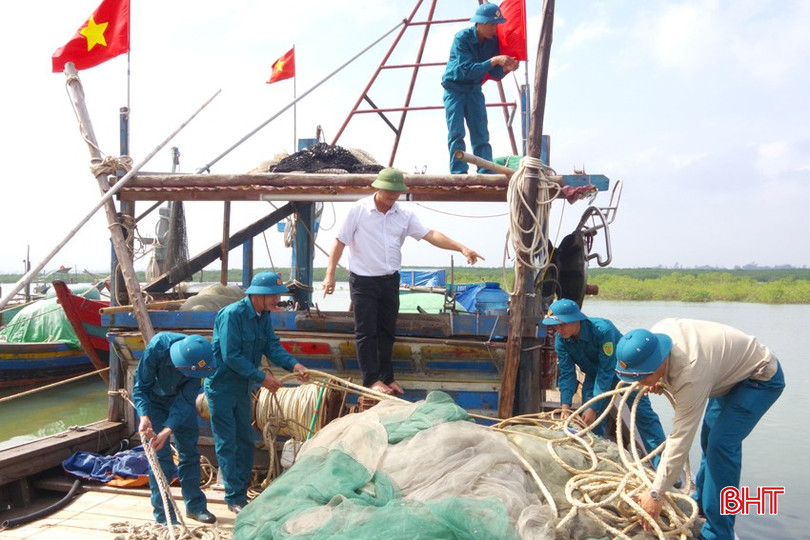 Dân quân biển Thạch Kim (Thạch Hà) vừa chăm chỉ bám biển vươn khơi vừa có ý thức huấn luyện sẵn sàng chiến đấu, nêu cao tinh thần bảo vệ chủ quyền biển đảo. bqbht_br_anh-luc-luong-dan-quan-bien-ho-tro-ngu-dan-chuan-bi-ngu-luoi-cu-cho-chuyen-ra-khoi.jpg