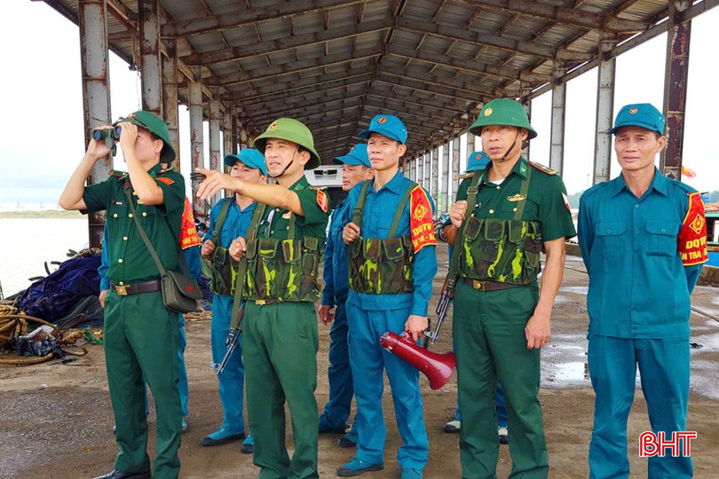 Lực lượng dân quân biển xã Xuân Hội (Nghi Xuân) phối hợp với Đồn Biên phòng Lạch Kèn tuần tra bảo vệ khu vực cảng biển. bqbht_br_luc-luong-dan-quan-bien-xa-xuan-hoi-huyen-nghi-xuan-phoi-hop-voi-don-bien-phong-lach-ken-tuan-tra-bao-ve-khu-vuc-canh-xuan-hoi.jpg