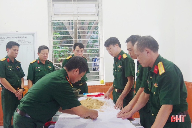 Các thành viên mới được hướng dẫn cách bố trí, gói buộc hài cốt liệt sĩ. 1-copy-609-1742.jpg
