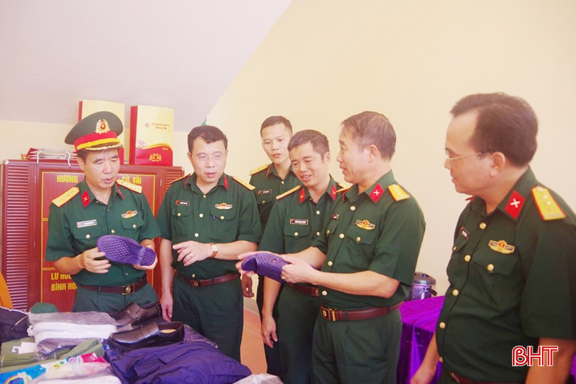 Ban Chỉ đạo 515 Quân khu 4 và lãnh đạo Bộ CHQS tỉnh kiểm tra vật tư, trang bị trước khi đội lên đường làm nhiệm vụ. 2-copy-7962-3911.jpg