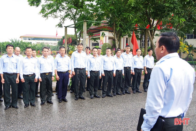 Thượng tá Trần Văn Sơn - Đội trưởng Đội Quy tập hài cốt liệt sĩ quán triệt mệnh lệnh hành quân lên đường làm nhiệm vụ. 6-copy-6323-1359.jpg