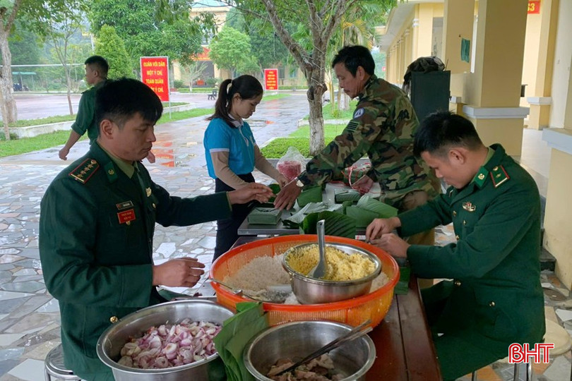 Dịp Tết, CBCS Đồn Biên phòng Sơn Hồng phối hợp với "Câu lạc bộ phụ nữ với chiến sĩ quân hàm xanh Sơn Hồng" tổ chức gói bánh chưng để tặng người nghèo. bqbht_br_3412.jpg