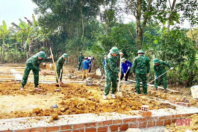 Bộ đội tham gia giúp đỡ các đối tượng yếu thế ở xã Sơn Kim 1 làm nhà kiên cố. bqbht_br_4135.jpg