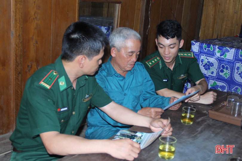 BĐBP Sơn Hồng tuyên truyền người dân tham gia bảo vệ biên giới, cùng tuần tra đường biên, cột mốc. bqbht_br_img-4011.jpg