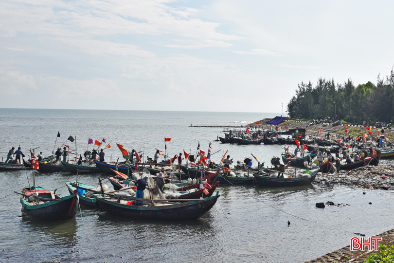 Hầu như thuyền cá của ngư dân thôn Yên Điềm (xã Lộc Hà) đều nhỏ, ngư cụ đơn sơ nên chỉ sản xuất quanh quẩn gần bờ. bqbht_br_doi-tau-khoang-80-chiec-cua-ngu-dan-thon-yen-diem-xa-loc-ha-chu-yeu-cong-suat-nho-ngu-cu-tho-so-hoat-dong-cach-bo-tu-2-5-hai-ly.jpg