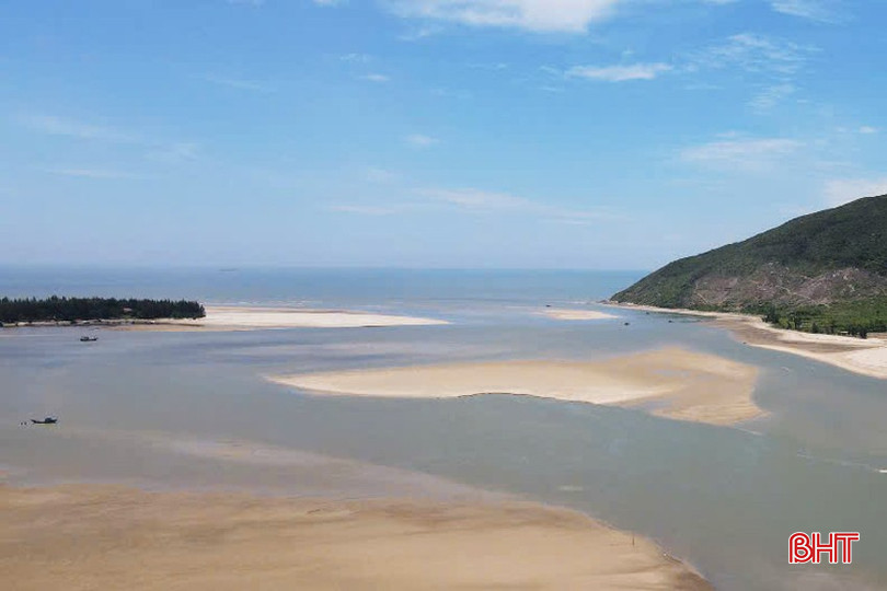 Nhiều luồng lạch, cửa biển đang bị bồi lắng khiến tàu cá công suất lớn, thân dài khó ra vào (Ảnh chụp tại Cửa Khẩu - Kỳ Hà). bqbht_br_z7148183549738-4f57ba0a8da99d66e3f280363b625e11.jpg