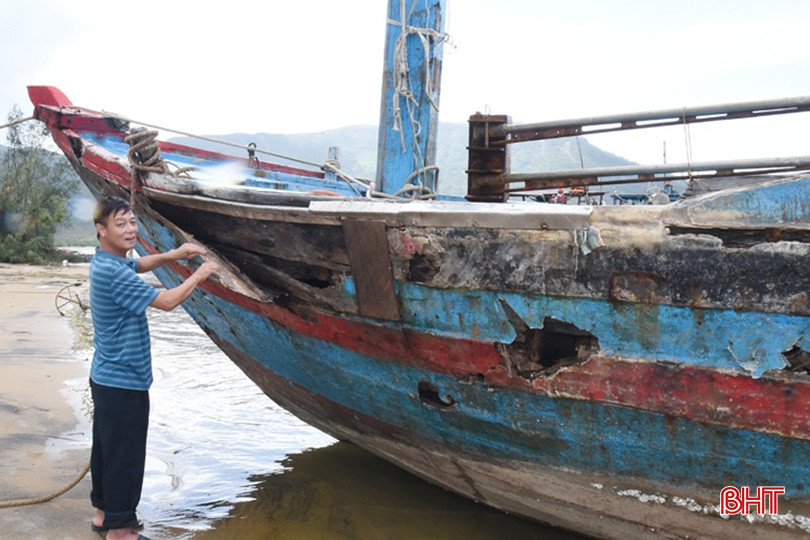 Những con tàu đánh cá bị xuống cấp, hư hỏng vẫn đang được ngư dân phường Hải Ninh sử dụng. bqbht_br_nhung-con-tau-danh-ca-lau-nam-da-bi-xuong-cap-hu-hong-nhung-van-duoc-ngu-dan-phuong-hai-ninh-su-dung-de-danh-bat.jpg