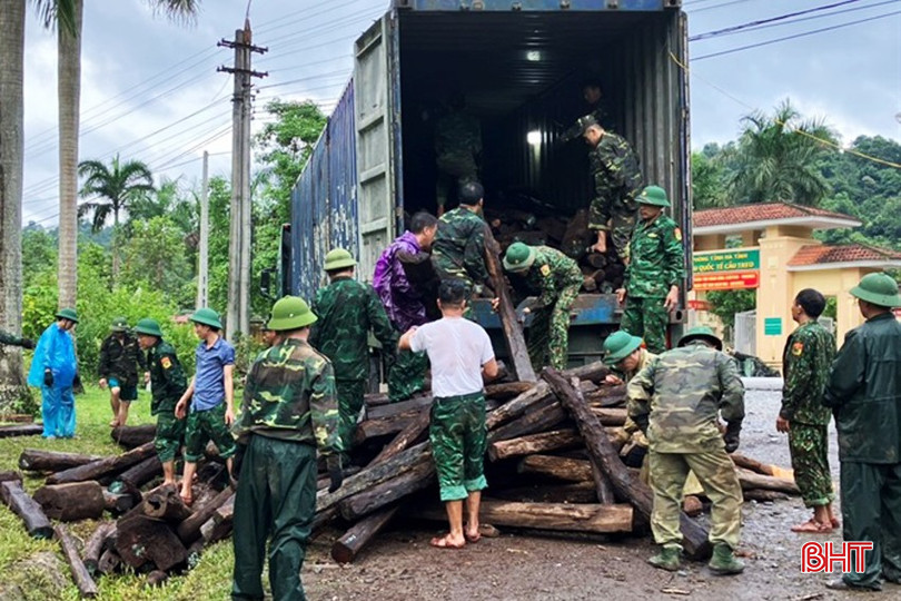 Gỗ lậu do Võ Đức Vinh và Nguyễn Công Chức vận chuyển qua biên giới bị lực lượng chức năng phát hiện, thu giữ. bqbht_br_1.jpg