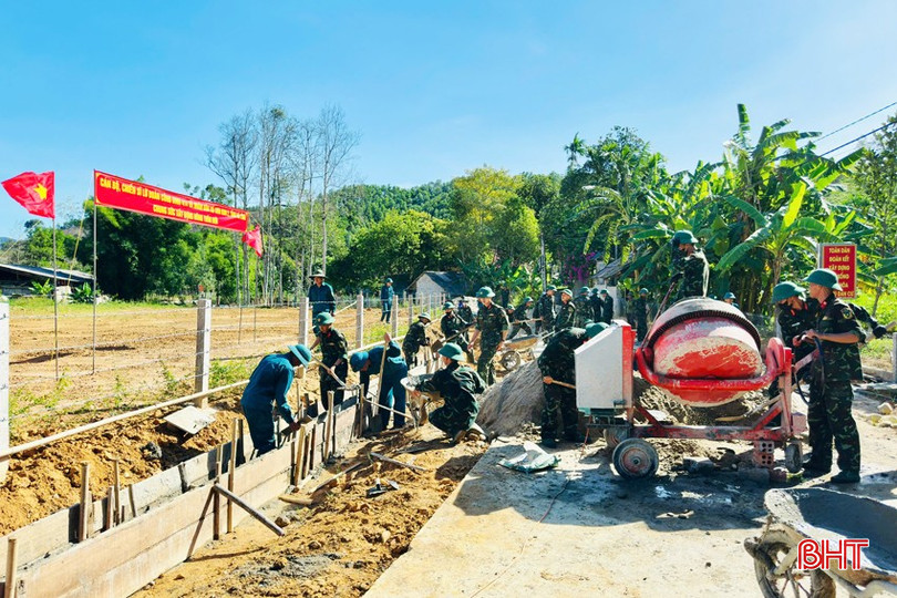 LLVT tỉnh chăm lo "thế trận lòng dân" bằng những việc làm thiết thực, ý nghĩa tại xã Hương Đô. bqbht_br_40.jpg