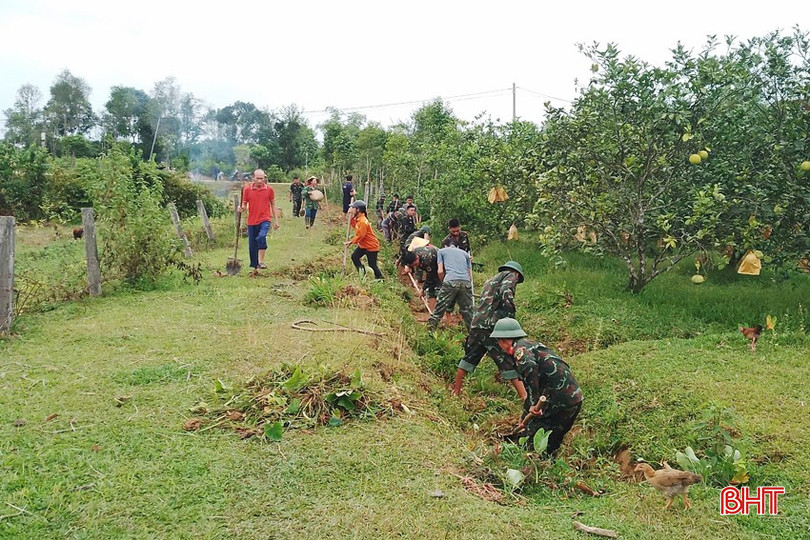 Cán bộ, chiến sĩ Trung đoàn 841 giúp xã Hương Đô chỉnh trang bộ mặt nông thôn, "nâng chất" các tiêu chí NTM. bqbht_br_6.jpg