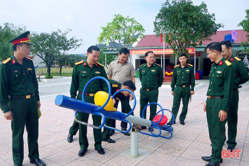 Đoàn công tác của Bộ CHQS tỉnh kiểm tra, tham quan công trình “Khu sinh hoạt văn hóa cộng đồng” tại thôn Hoàng Dụ, xã Kỳ Khang (do LLVT hỗ trợ) bqbht_br_15.jpg