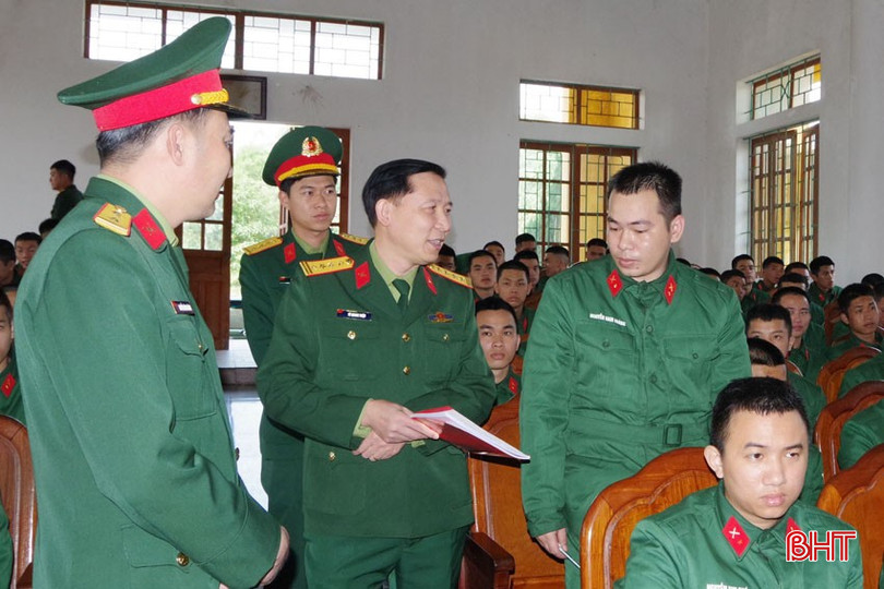 Đại tá Võ Quang Thiện - Chính ủy Bộ CHQS tỉnh kiểm tra, động viên chiến sĩ mới tại Trung đoàn 841. bqbht_br_01.jpg