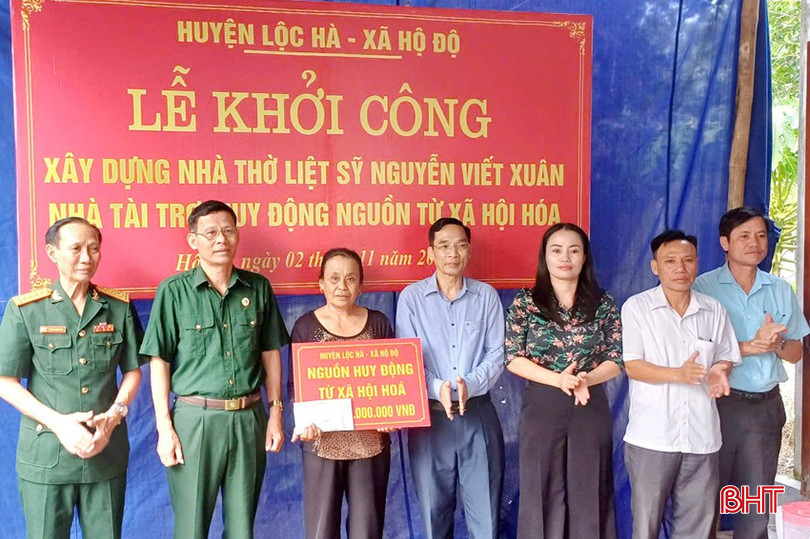 Lễ khởi công và trao tiền hỗ trợ làm nhà thờ cúng cho thân nhân liệt sĩ Nguyễn Viết Xuân. bqbht_br_1-copy.jpg