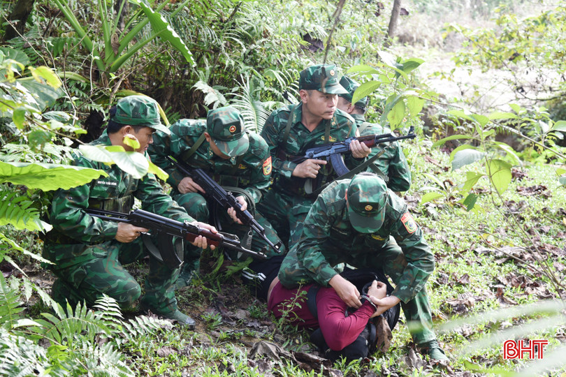 Lực lượng trinh sát, phòng chống tội phạm Đồn Biên phòng Cửa khẩu quốc tế Cầu Treo huấn luyện thuần thục các tình huống đánh bắt tội phạm nguy hiểm. bqbht_br_dsc-4831.jpg