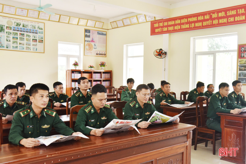 CBCS Đồn Biên phòng Hòa Hải duy trì hiệu quả hoạt động sinh hoạt chính trị, đọc báo, xem thời sự để nâng cao bản lĩnh chính trị, phẩm chất đạo đức, hiểu biết các vấn đề xã hội. bqbht_br_cbcs-don-bien-phong-hoa-hai-thuc-hien-nen-nep-hoat-dong-doc-bao-xem-thoi-su-sinh-hoat-chinh-tri-copy.jpg
