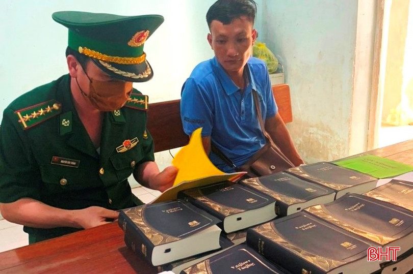 Trinh sát viên tạm giữ đối tượng và thu giữ tài liệu truyền đạo tin lành trái phép. bqbht_br_tring-sat-vien-thu-giu-tai-lieu-truyen-dao-tin-lanh-trai-phep.jpg