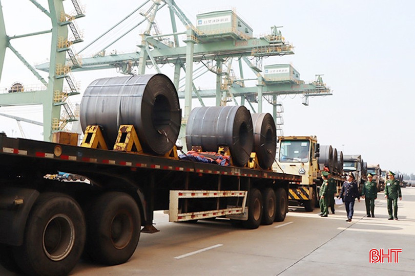 2 lực lượng kiểm tra hàng hóa, phương tiện chuẩn bị xuất khẩu tại cảng Sơn Dương. 123 - Copy.jpg
