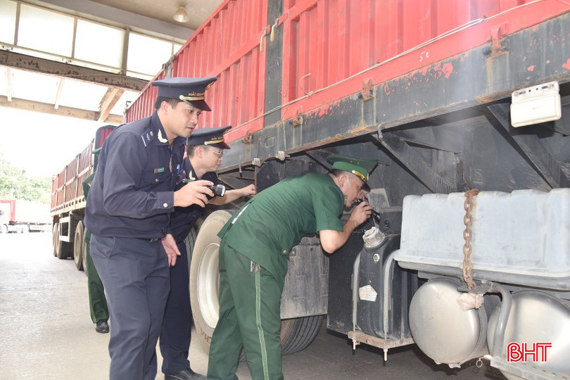 Lực lượng biên phòng và hải quan Cửa khẩu quốc tế Cầu Treo thường xuyên giữ mối liên hệ phối hợp để đảm bảo an ninh, an toàn, thông suốt tại cửa khẩu. DSC_0649 - Copy.JPG
