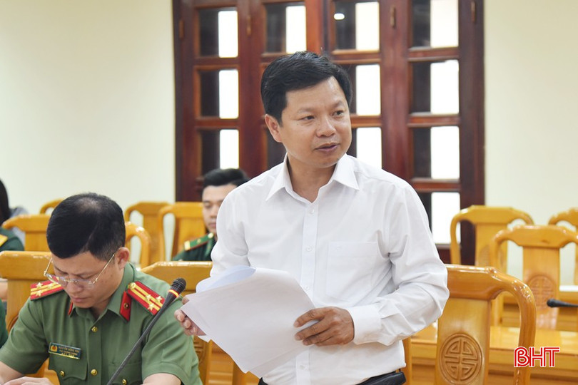 Phó Giám đốc Sở Nội vụ Đặng Văn Dũng trao đổi một số nhiệm vụ trọng tâm, các việc cần làm khi thực hiện nhiệm vụ đón nhận và an táng các liệt sỹ. bqbht_br_dsc-6891-copy.jpg