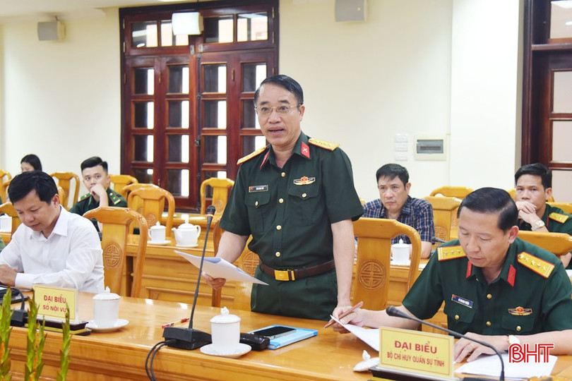 Đại tá Mai Ngọc Việt - Phó Chính ủy Bộ CHQS tỉnh báo cáo tình hình, kết quả hoạt động của Đội Quy tập trong mùa khô năm 2024 - 2025 tại nước bạn Lào. bqbht_br_dsc-6880-copy.jpg