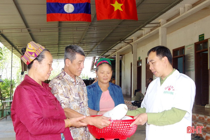 Vợ chồng ông Nguyễn Khắt và bà con dân bản đến tặng quà cho các quân y ở Trạm xá Quân dân y kết hợp Thọong Pẹ. bqbht_br_imgp1071-copy.jpg