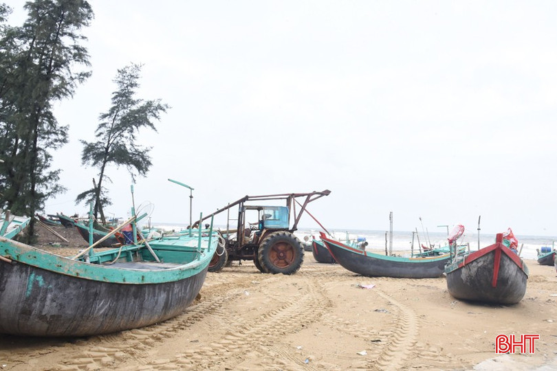 Biết thời điểm này nhiều tôm cá nhưng sóng gió đã tăng lên cấp 5 nên ngư dân Thạch Lạc (Thạch Hà) vẫn quyết định đưa tàu lên bờ. DSC_0709.JPG