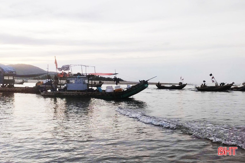 Tàu thuyền nhỏ nhưng nhiều ngư dân Thịnh Lộc vẫn đi sản xuất trong điều kiện gió cấp 4 - cấp 5 (cách bờ khoảng 1 - 2 hải lý). 123 - Copy.jpg