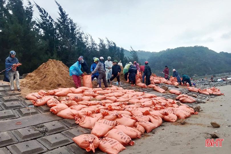 Các lực lượng tham gia cứu hộ kè biển vào trưa ngày 28/10. bqbht_br_1-copy.jpg