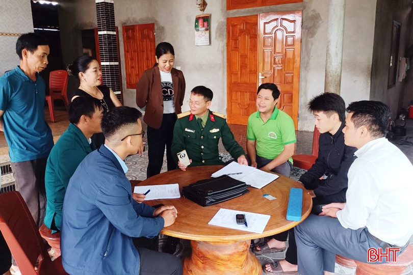 Cán bộ các địa phương ở Hương Khê chủ động thâm nhập thực tế, nắm chắc tình hình, rà soát kỹ lưỡng để phát lệnh gọi công dân khám sơ tuyển đúng đối tượng, đủ số lượng, có chất lượng tốt. bqbht_br_anh-1-huong-khe-1.jpg