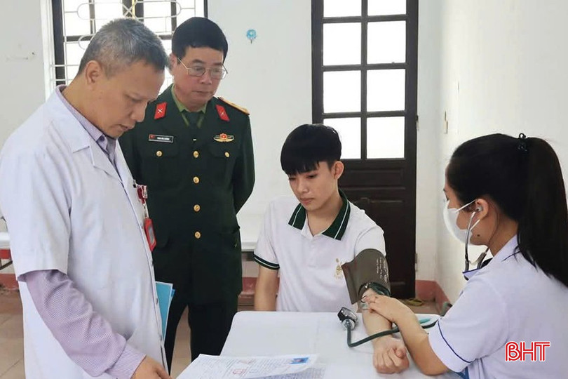 Thanh niên Lộc Hà tham gia khám tuyển NVQS cấp huyện. bqbht_br_lh-copy.jpg