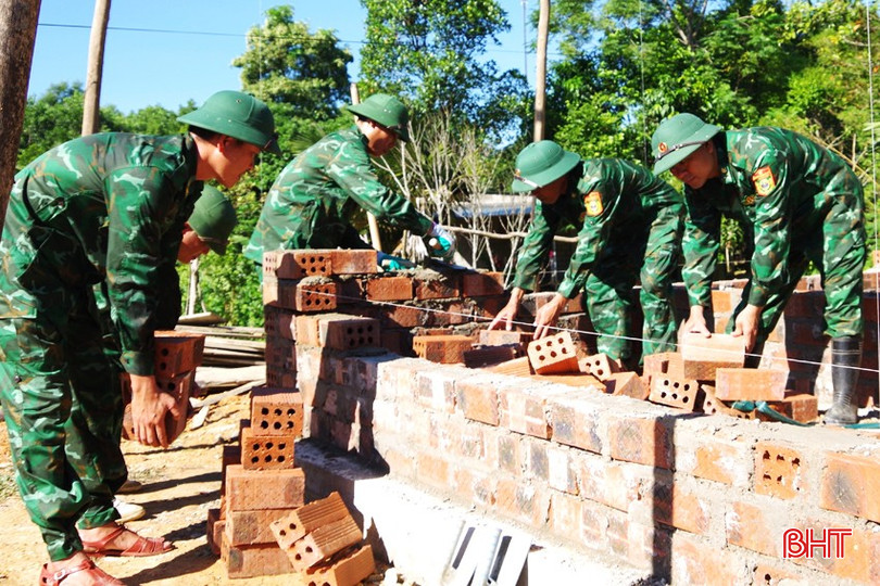 Các cán bộ, chiến sỹ được Bộ Chỉ huy BĐBP Hà Tĩnh tăng cường về cơ sở giúp hộ nghèo ở xã Hương Liên (Hương Khê) xây nhà mới. bqbht_br_can-bo-tang-cuong-bdbp-ha-tinh-xay-dung-nha-o-cho-gia-dinh-chi-dinh-thi-thanh-xa-huong-lien.jpg