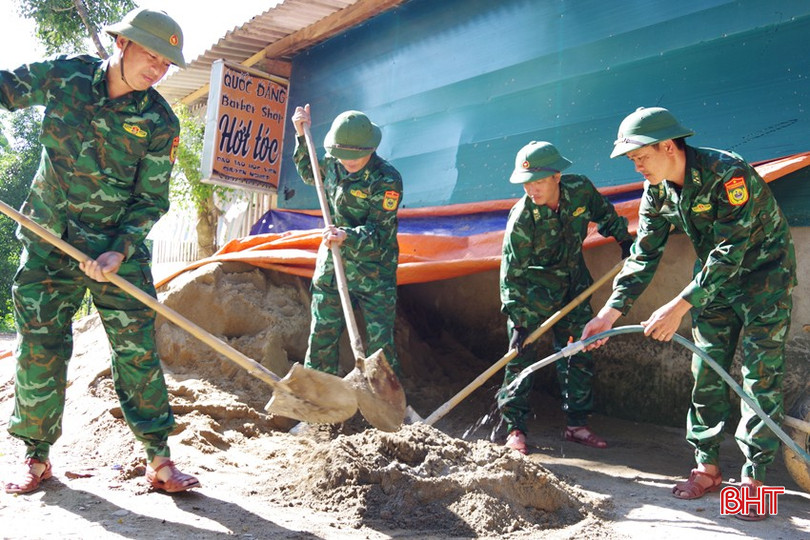 Những người lính biên phòng hỗ trợ người dân Hương Vĩnh nâng cấp, chỉnh trang nhà ở. bqbht_br_can-bo-tang-cuong-bdbp-ha-tinh-tron-ho-xay-dung-nha-o-cho-gia-dinh-dao-thi-viet-xa-huong-lam.jpg