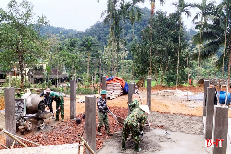 Với sự hỗ trợ của những người lính biên phòng, ngôi nhà sàn của ông Hồ Văn Sơn (ở Bản Giàng 2, xã Hương Vĩnh, Hương Khê) đã dần hình thành bộ khung chính. bqbht_br_can-bo-tang-cuong-bdbp-ha-tinh-ve-xay-dung-nha-cho-gia-dinh-ong-ho-van-son-ban-giang-2-xa-huong-vinh.jpg