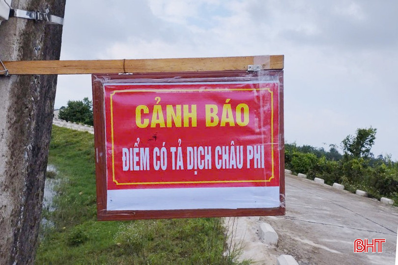 Các tuyến đường vào thôn Phù Ích (xã Ích Hậu) đều có biển cảnh báo dịch bệnh và rắc vôi bột để ngăn ngừa dịch bệnh phát tán ra quy mô lớn. 2-copy-6073-2700.jpg