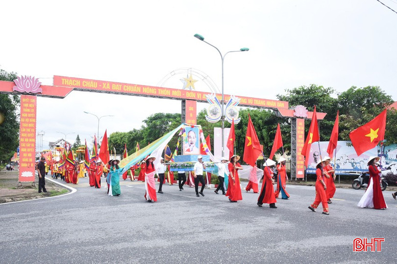 Lễ rước bằng từ trụ sở UBND xã Thạch Châu về dòng họ. dsc-1258-copy-7637-9874.jpg