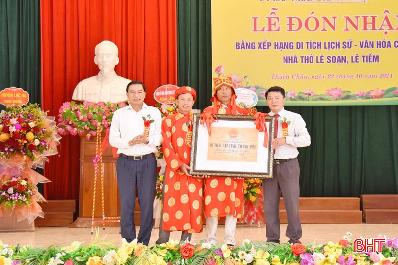 Đại diện Sở Văn hóa - Thể thao - Du lịch trao bằng công nhận di tích lịch sử - văn hóa cấp tỉnh cho cấp ủy, đại diện chính quyền xã Thạch Châu và dòng họ Lê Xuân. dsc-1201-copy-9710-3368.jpg