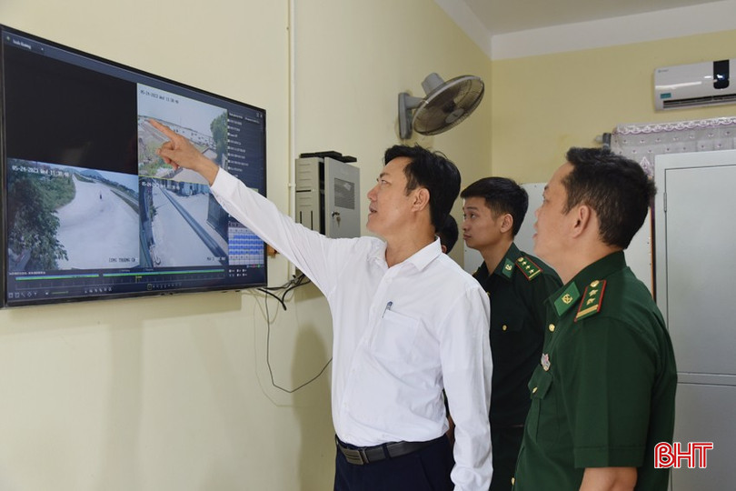 Chỉ huy Đồn Biên phòng Thiên Cầm trao đổi tình hình, phương án đảm bảo ANTT với lãnh đạo xã Cẩm Nhượng (Cẩm Xuyên). bqbht_br_dsc-1762-copy.jpg