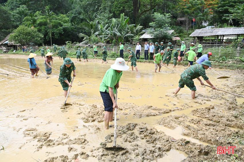 CBCS Đồn Biên phòng Bản Giàng cùng đồng bào dân tộc Chứt ở Bản Giàng 2 (Hương Vĩnh, Hương Khê) khai hoang, phục hóa đồng ruộng. Ảnh tư liệu ảnh 3(3) - Copy.JPG