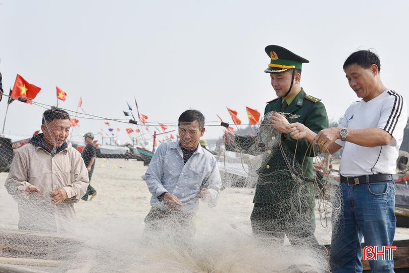 BĐBP Lạch Kèn động viên, hỗ trợ ngư dân Xuân Liên (Nghi Xuân) tích cực bám biển vươn khơi, nâng cao năng sản lượng đánh bắt để cải thiện cuộc sống. DSC_9874 - Copy.JPG